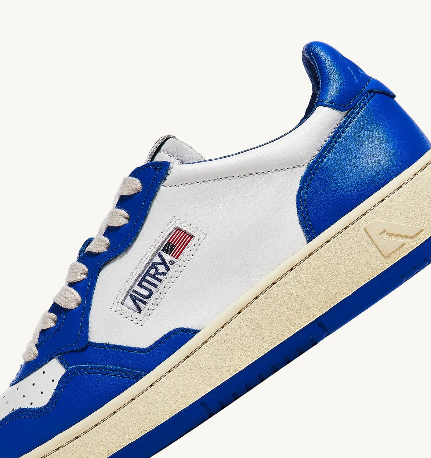 AUTRY SNEAKERS MANTWO-TONE MEDALIST LOW SNEAKERS IN LEATHER COLOR WHITE AND PRINCE BLUE