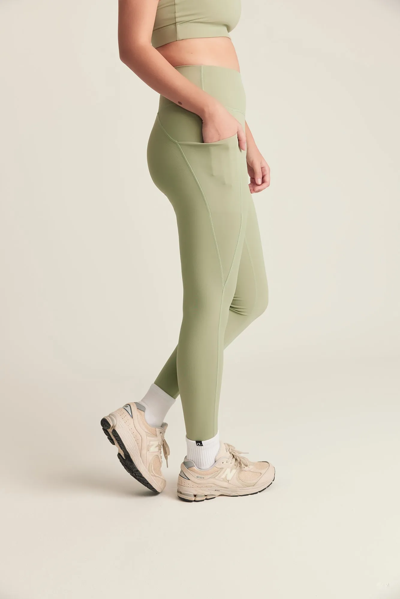 Pocket Leggings (Full 24) in Matcha Latte